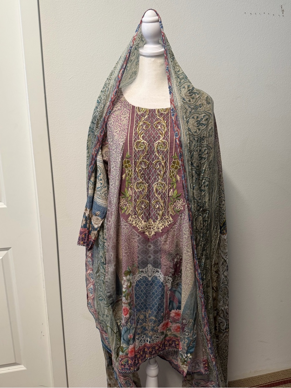 Pakistani Pale Purple Floral Embroidered Lawn Kameez Dupatta 2 Piece Summer Suit
